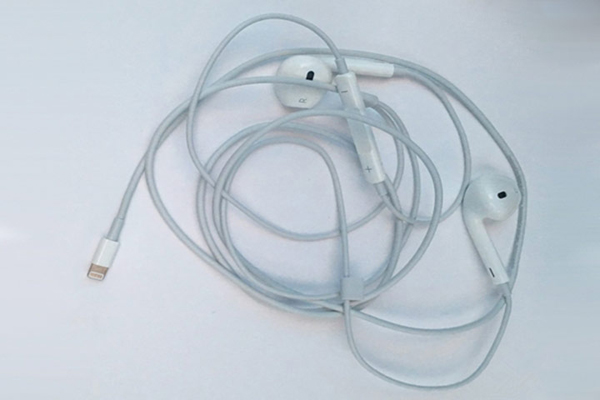 В интернет утекли первые фото новых необычных наушников Apple